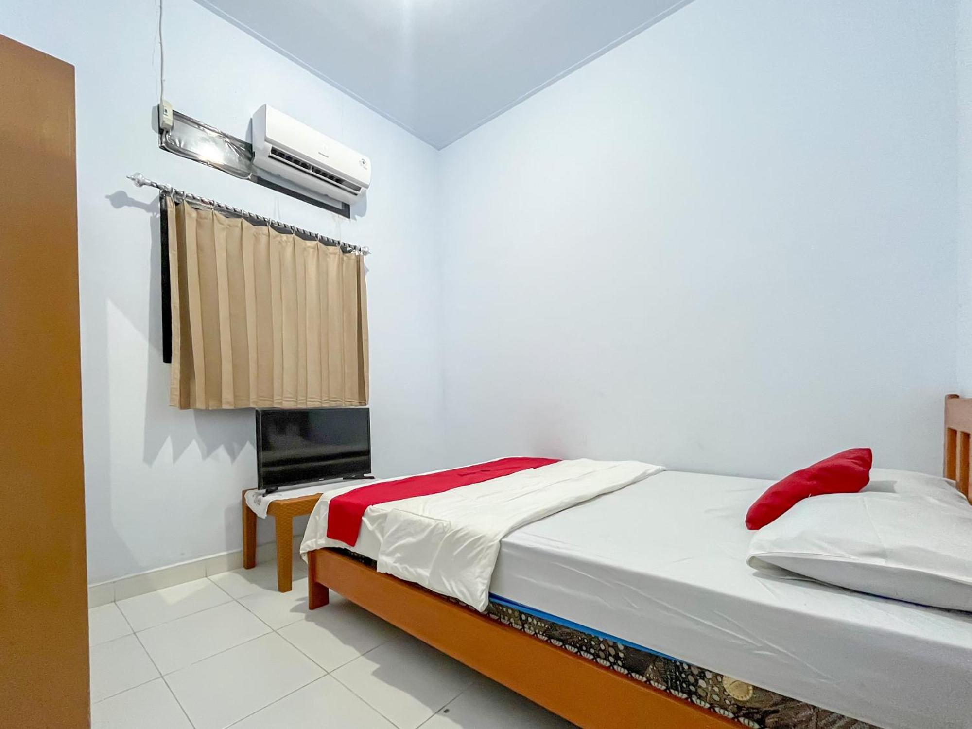 Reddoorz Syariah At Home Ampana Guest House Ampana Kota Exteriör bild