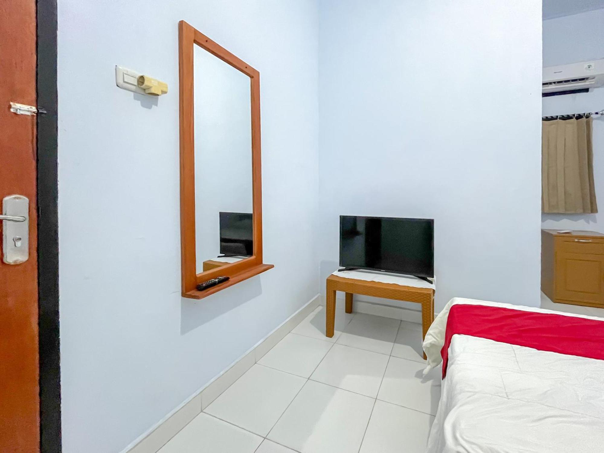 Reddoorz Syariah At Home Ampana Guest House Ampana Kota Exteriör bild