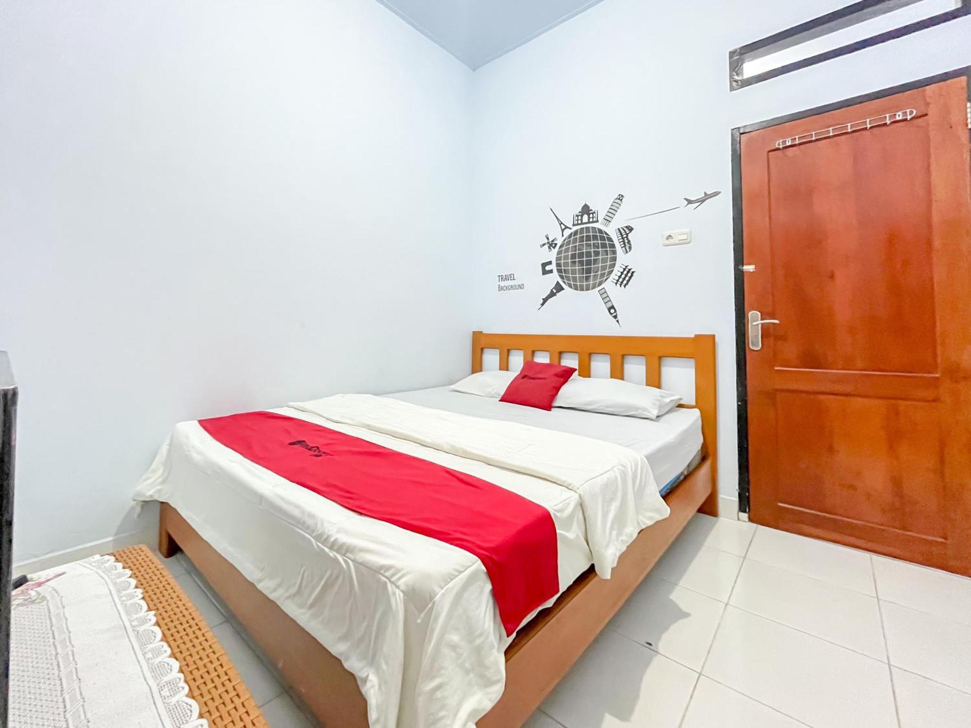 Reddoorz Syariah At Home Ampana Guest House Ampana Kota Exteriör bild