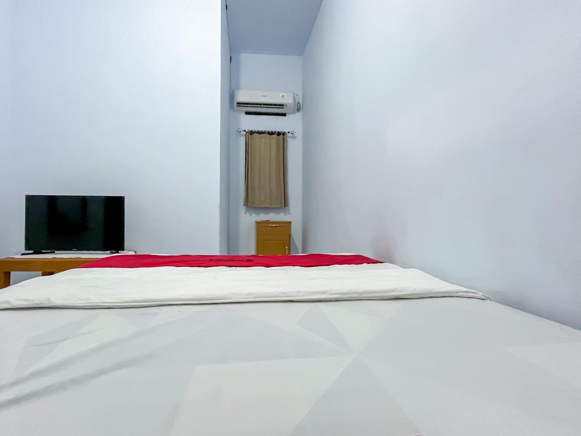 Reddoorz Syariah At Home Ampana Guest House Ampana Kota Exteriör bild