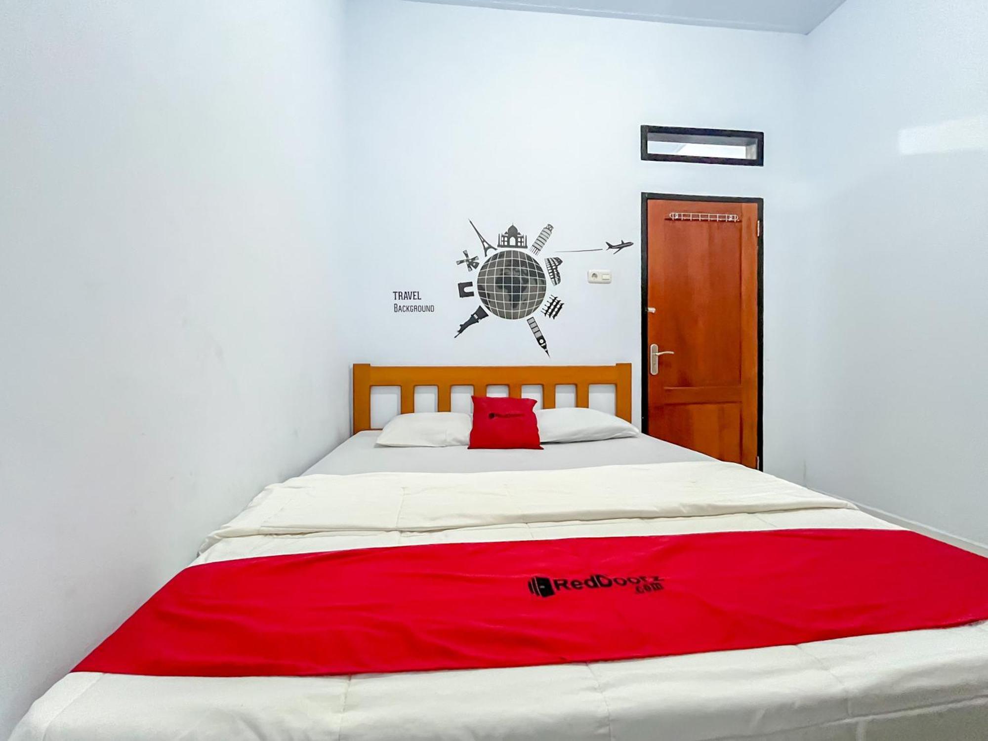 Reddoorz Syariah At Home Ampana Guest House Ampana Kota Exteriör bild